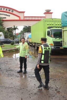 Antisipasi Macet Arus Mudik, Polres Banyuasin Kandangkan Puluhan Truk Sumbu Tiga di Jalintim Palembang–Betung