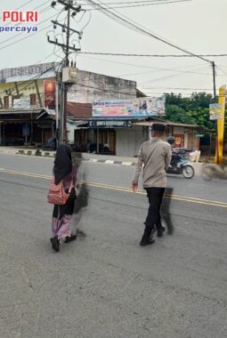 Pastikan Keselamatan Pelajar dan Pengguna Jalan, Personel Polsek Indralaya Laksanakan Strong Point di Simpang SMA Lingua Prima