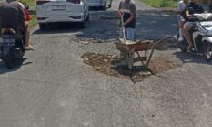 Warga perihatin melakukan Tambal lubang