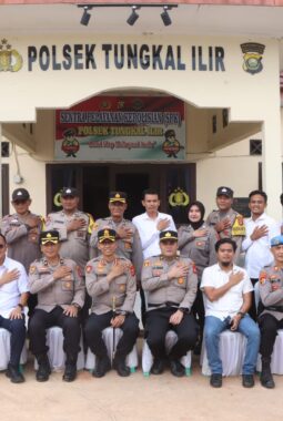 Kapolres Banyuasin Kunjungi Polsek Tungkal Ilir, Perkuat Sinergitas dan Serahkan Bantuan Sosial