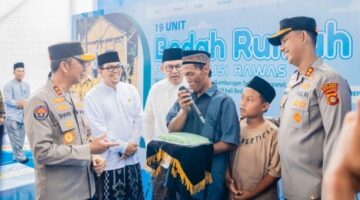 Momen Haru di Musi Rawas: Kapolda Sumsel Terima Hadiah Gethuk Buatan Warga Korban Kebakaran