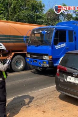 Personel PATAKA Sat Lantas Polres Banyuasin Tindak Pelanggar Lawan Arus dengan ETLE Handheld di Betung