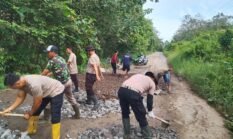 Wujud Polri Presisi, Polres OKU Bersama Warga Benahi Akses Jalan di Batumarta II