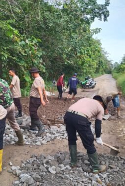 Wujud Polri Presisi, Polres OKU Bersama Warga Benahi Akses Jalan di Batumarta II