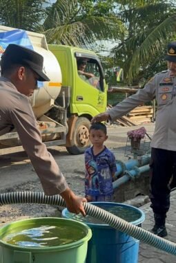 Sumur Warga Mengering, Polda Sumsel Salurkan 5.000 Liter Air Bersih di Muara Lakitan