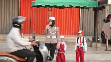Polwan Polres Rejang Lebong Sigap Atur Lalu Lintas di Jam Masuk Sekolah,Berikan Rasa Aman Bagi Pelajar dan Masyarakat