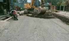 Aksi Gotong Royong Dinas Pekerjaan  Umum,Penataan Ruang,Perumahan dan Kawasan Pemukiman (PUPRPKP) Di Jalan Pembangunan Desa Teladan
