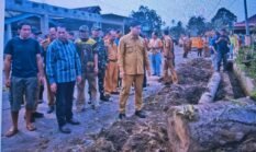 PLT Bupati Rejang Lebong Pimpin Gotong Royong Massal Bersihkan Drainase dan Tangani Lubang Jalan di Desa Teladan