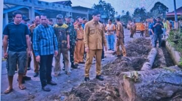 PLT Bupati Rejang Lebong Pimpin Gotong Royong Massal Bersihkan Drainase dan Tangani Lubang Jalan di Desa Teladan