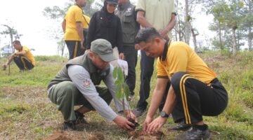 Kapolres Rejang Lebong Tanam Pohon Bersama Masyarakat Di Desa Kayu Manis